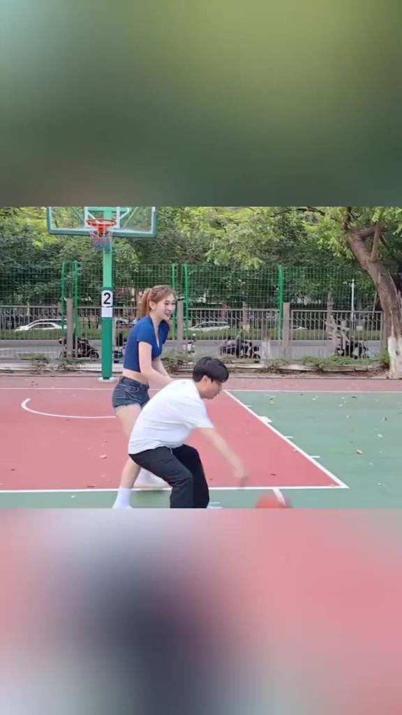 集夢(mèng)會(huì)長(zhǎng)背打一米8的女生，這是真打球??！