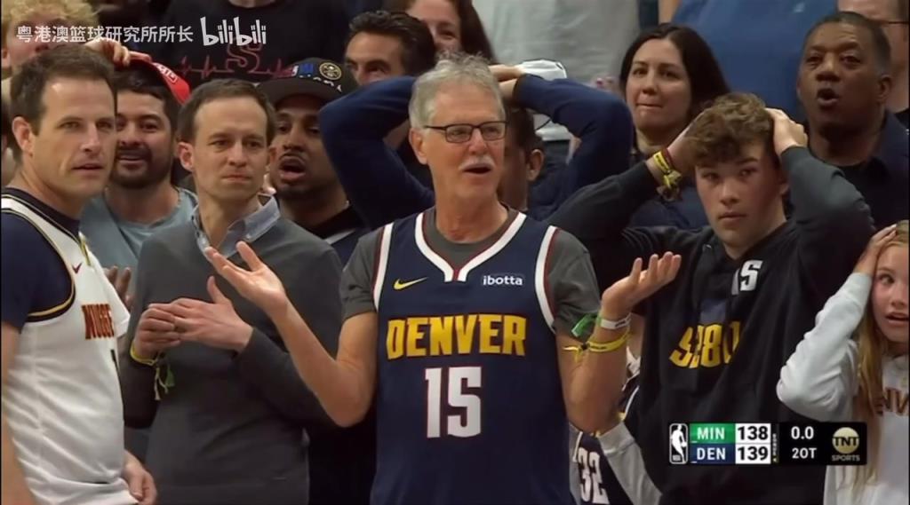 導(dǎo)火索？回顧此前掘金對陣森林狼，威少送出三分犯規(guī)后的眾生相！