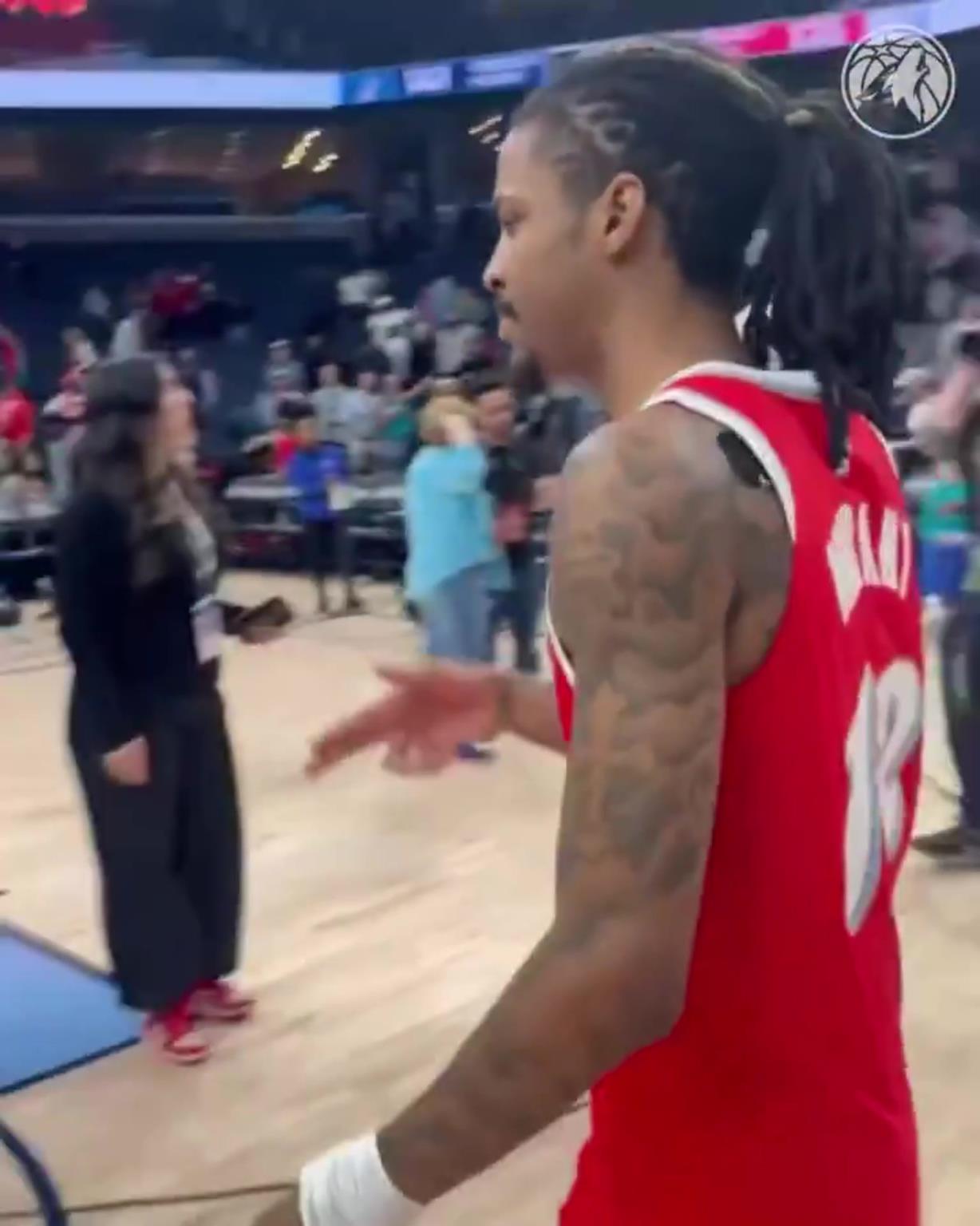 笑死！莫蘭特賽后與華子握手，竟然也是比出“手槍”的手勢