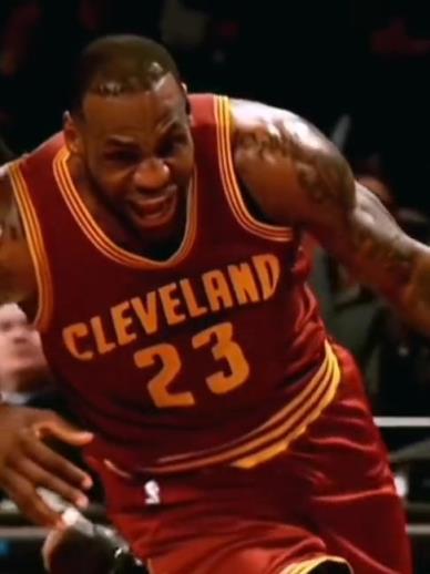 老詹這恐怖的大體格，完美詮釋什么叫“人型坦克”！