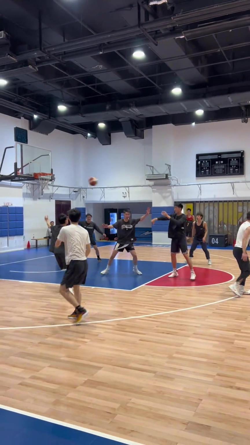 對(duì)手回家后：老婆，我今天在野球場(chǎng)匹配到巔峰馬刺隊(duì)了！