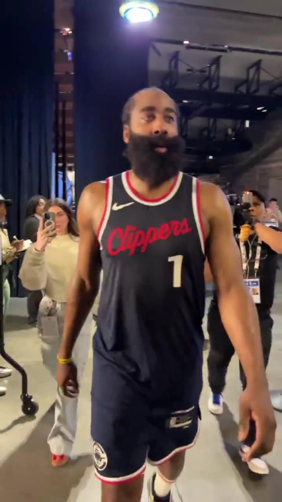 爆砍39分！哈登賽后走入球員通道氣喘吁吁：今天是場(chǎng)艱苦的戰(zhàn)斗