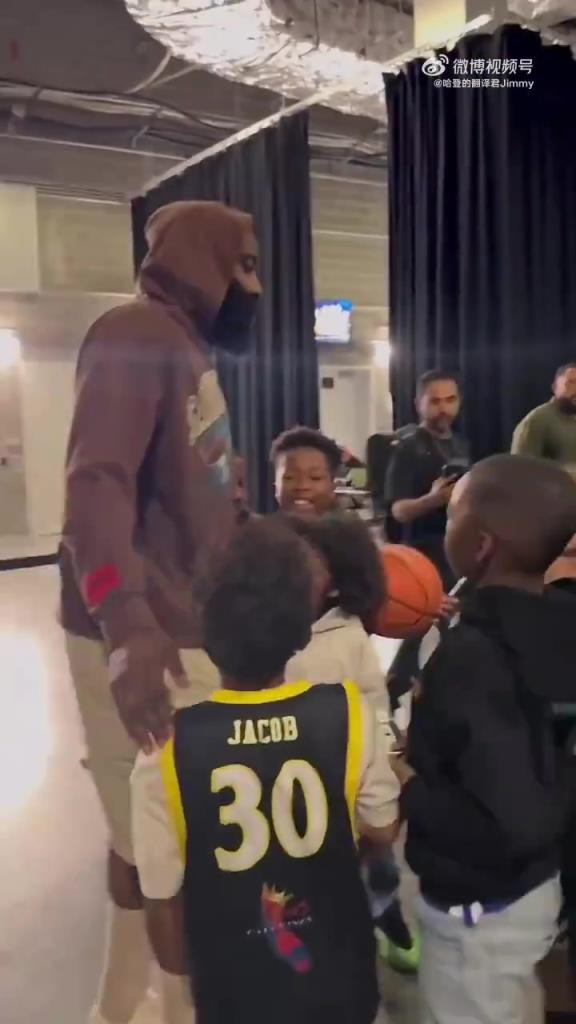 哈登賽后對(duì)小朋友：聽你們家長(zhǎng)的話，總有一天你們也會(huì)打進(jìn)NBA