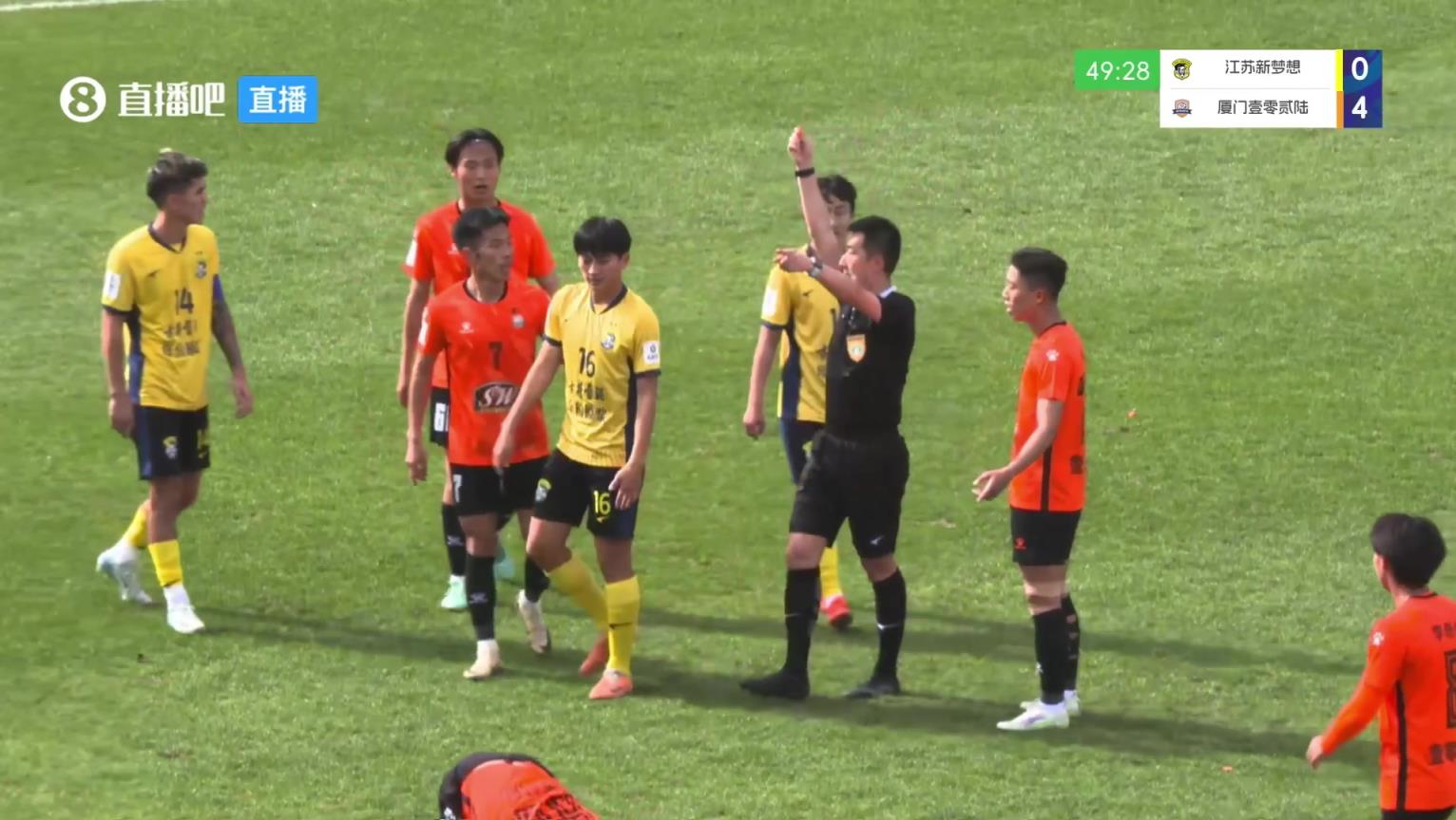 比姆巴佩抬的還高，中冠球員亮鞋釘兇狠蹬踏被裁判直紅驅(qū)逐