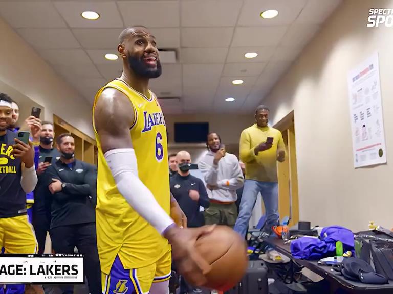 里弗斯絕殺之后湖人隊(duì)的更衣室氛圍，簡直不要太和諧?。? style=