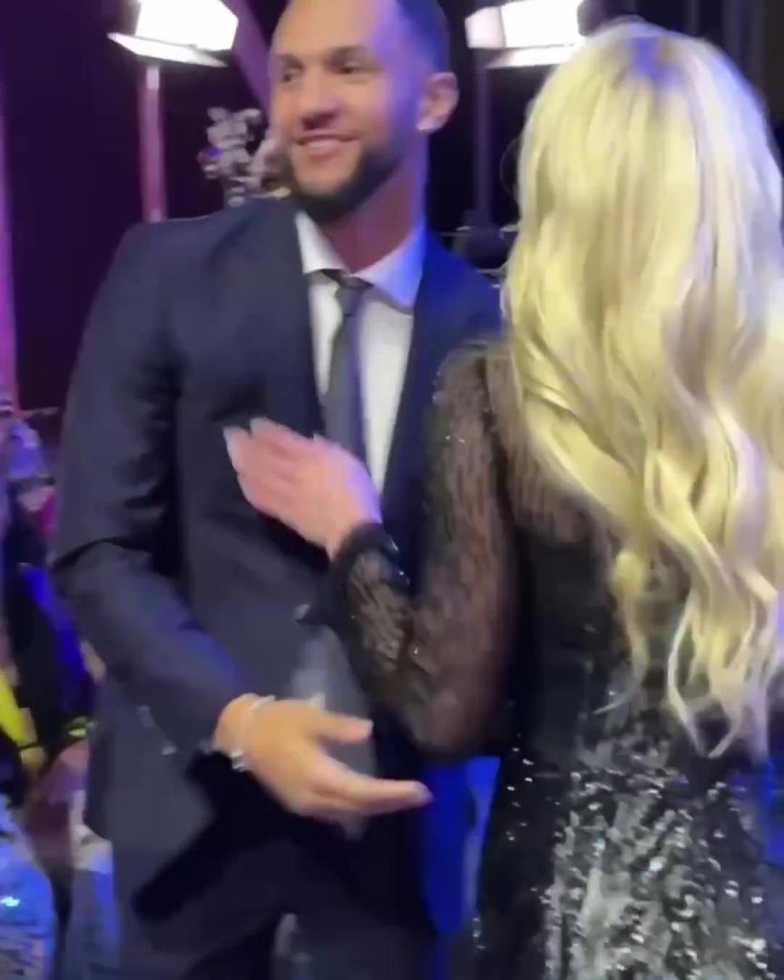 身材姣好！薩格斯的女友海莉被芝加哥天空選中！兩人接吻慶祝