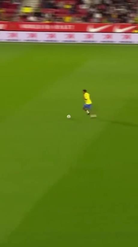 45歲還開(kāi)掛！小羅再現(xiàn)牛尾巴過(guò)人，微笑單挑門(mén)將輕松打進(jìn)